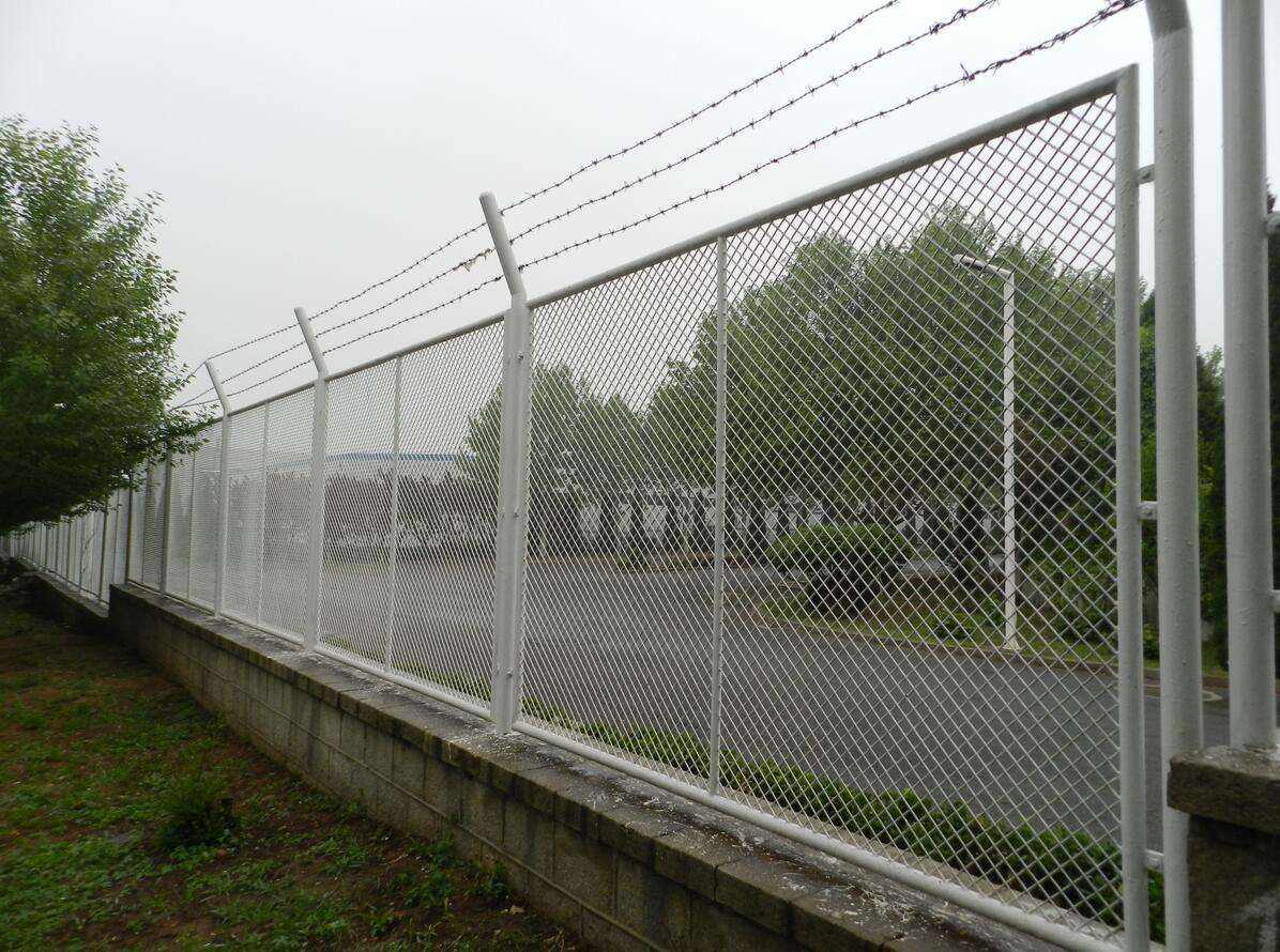 保稅區(qū)鋼板網(wǎng)護欄