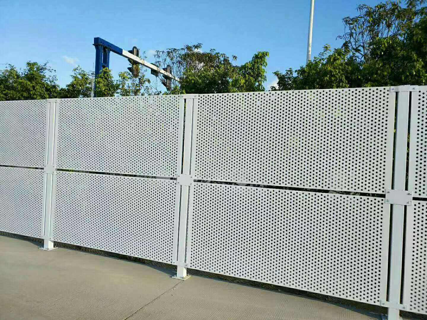 海寧沖孔網護欄圖片3 海寧沖孔網護欄圖片3