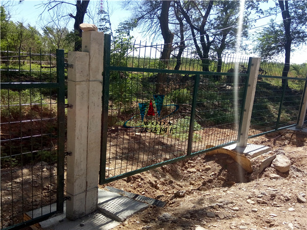 鐵路護(hù)欄_金屬柵欄網(wǎng)片工程案例 鐵路護(hù)欄_金屬柵欄網(wǎng)片工程案例