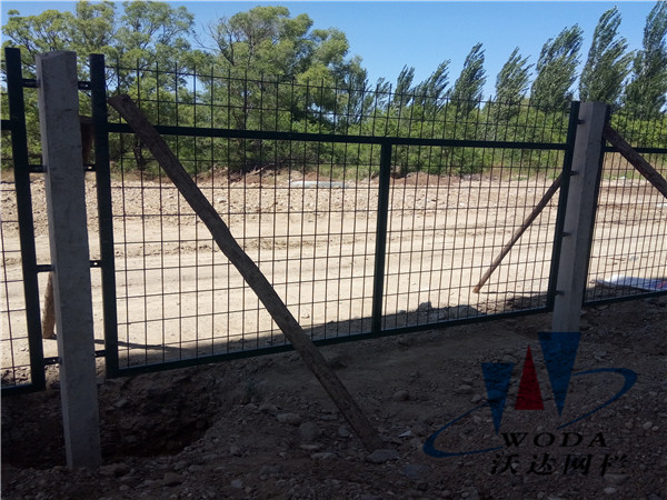 赤峰鐵路護欄_金屬柵欄網片工程案例圖片4 赤峰鐵路護欄_金屬柵欄網片工程案例圖片4